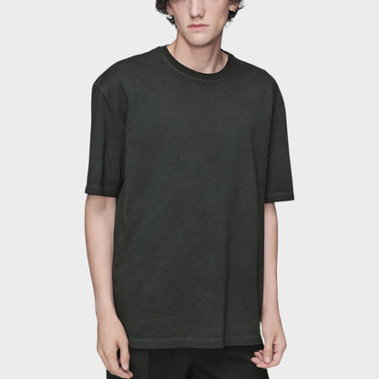 Tasoni T-shirt in anthracite grey cotton. Classic crew neck, short sleeves, relaxed fit. Model wears size M.
