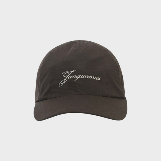 Tasoni Jacquemus La Casquette Baluchon baseball cap in dark grey with white embroidered logo script