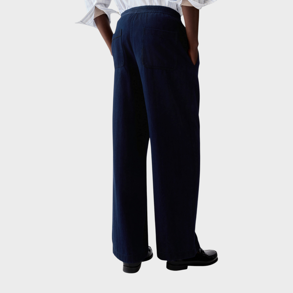 Tasoni Jacquemus Le De-Nimes dark blue fluid denim pajama jeans with an elasticated waist, back view.