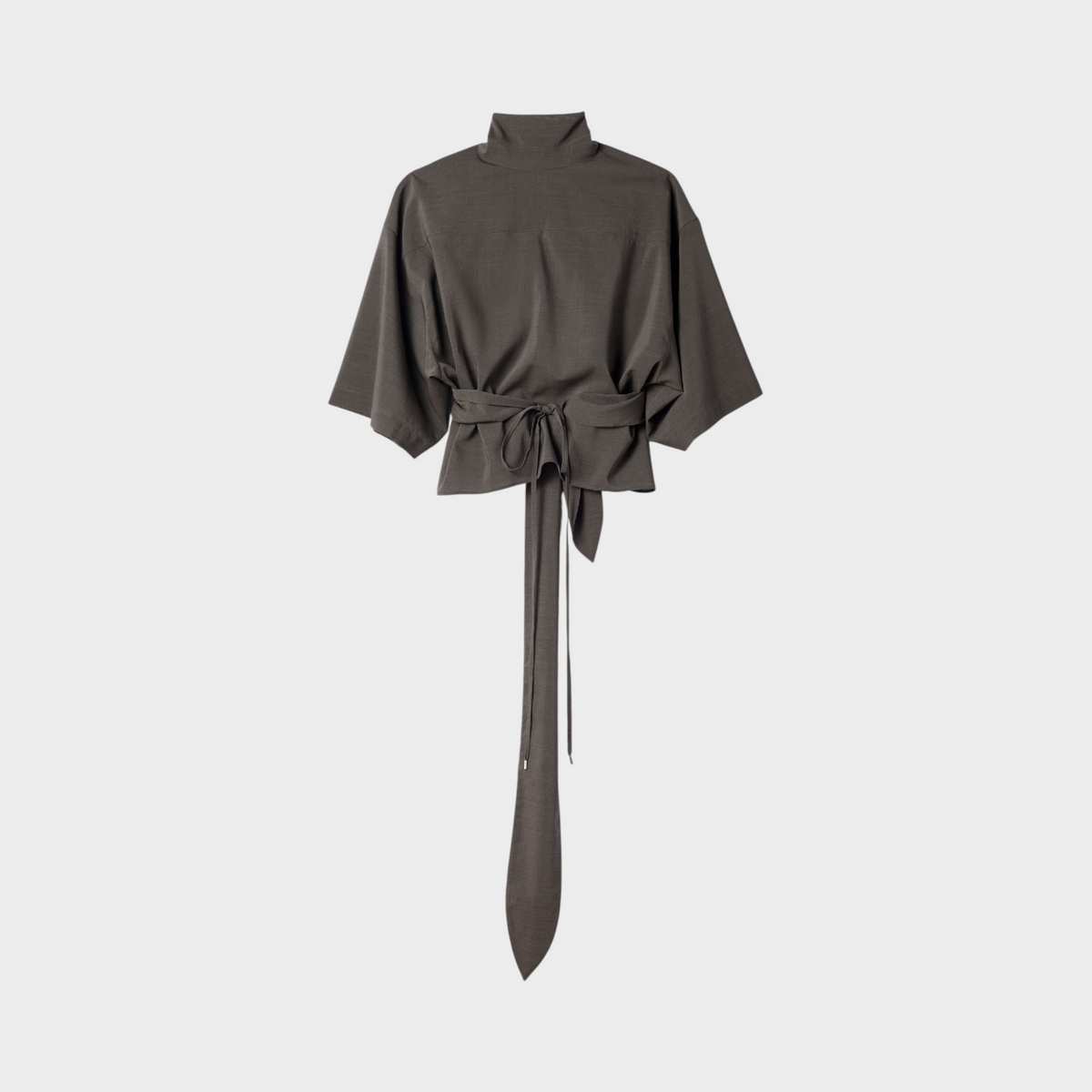 Tasoni Jacquemus La Blouse Havana dark grey fluid top with a high neck, short sleeves, and a long wrap-around tie.