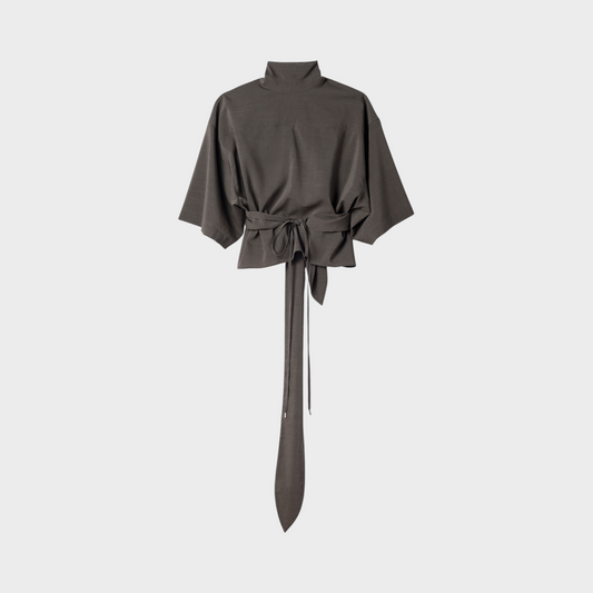 Tasoni Jacquemus La Blouse Havana dark grey fluid top with a high neck, short sleeves, and a long wrap-around tie.