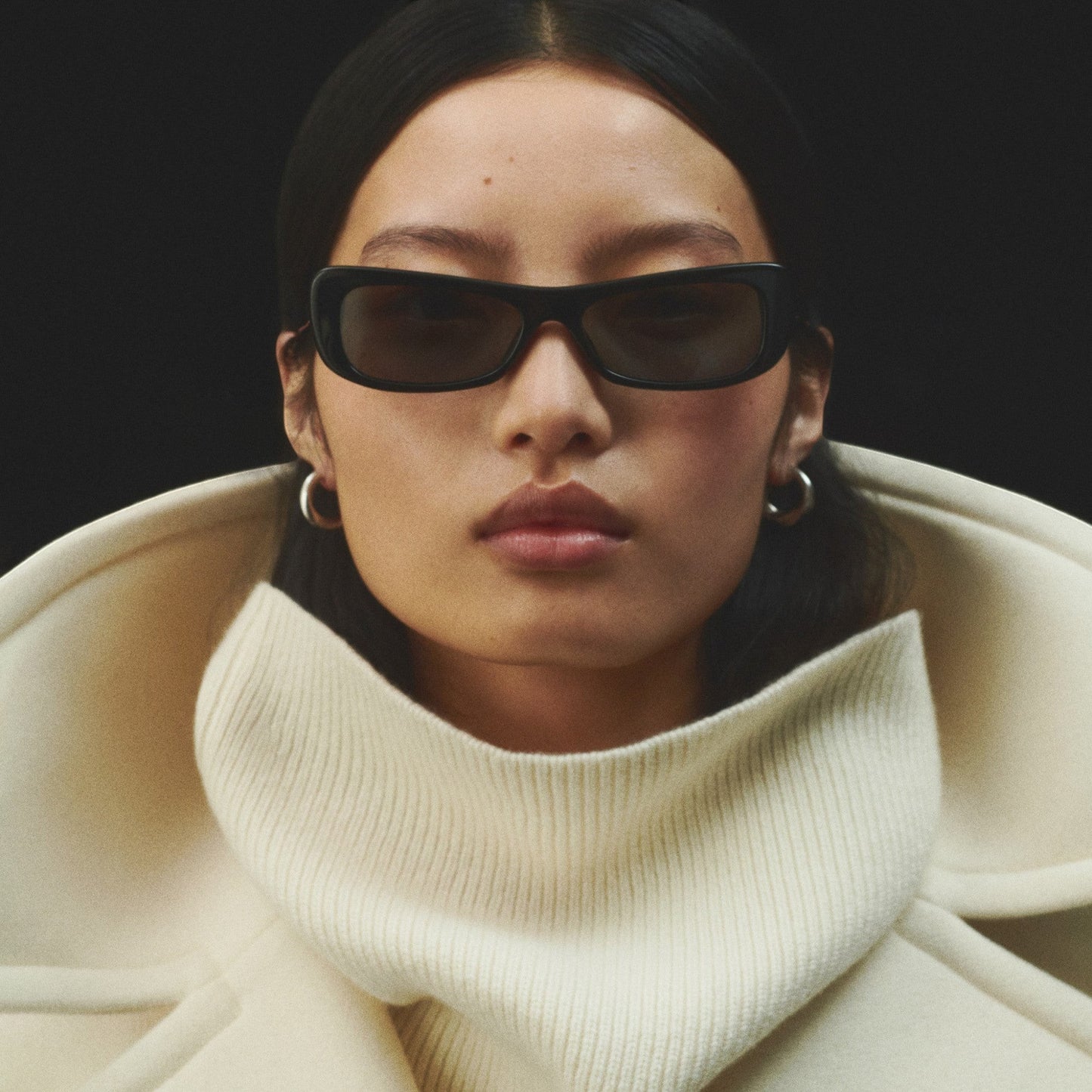Tasoni Jacquemus Les Lunettes Capri sunglasses in black with rectangular frames and dark lenses.