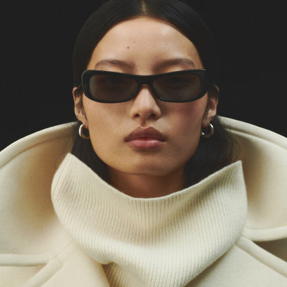 Tasoni Jacquemus Les Lunettes Capri sunglasses in black with rectangular frames and dark lenses.