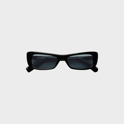 Tasoni Jacquemus Les Lunettes Capri black rectangular sunglasses with dark lenses and subtle logo detail.