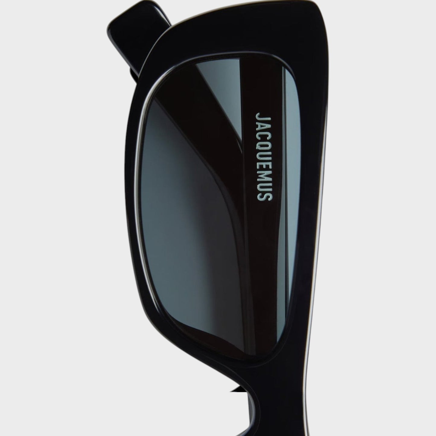 Tasoni Jacquemus Les Lunettes Capri black acetate sunglasses with grey lenses and logo detail.