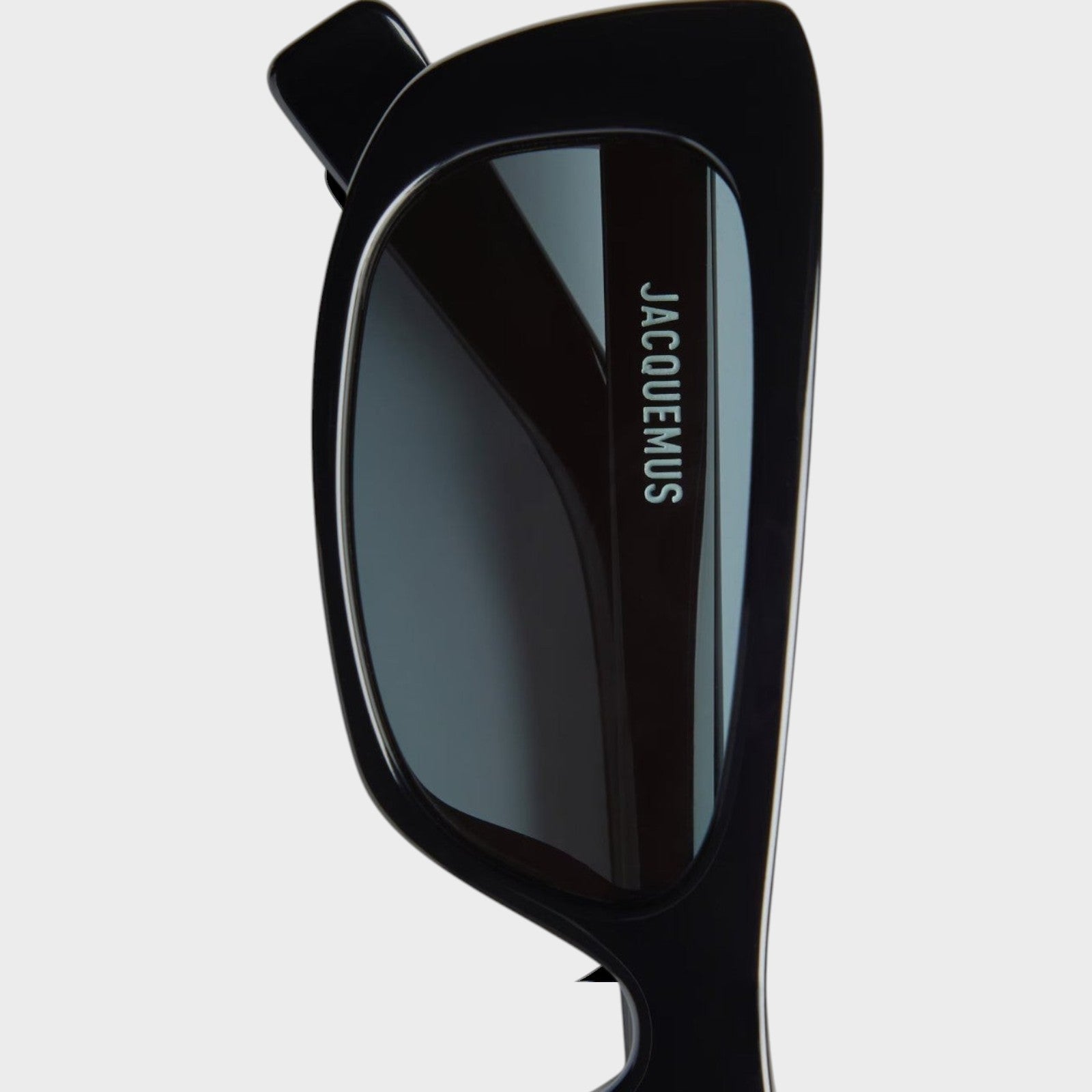 Tasoni Jacquemus Les Lunettes Capri black acetate sunglasses with grey lenses and logo detail.