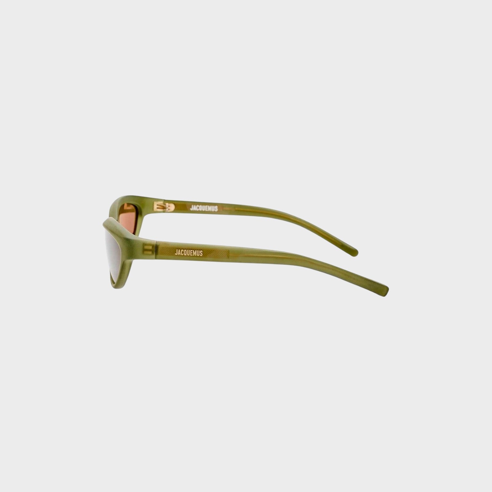 Tasoni Jacquemus Les Lunettes Curvo sunglasses in dark green matte with tinted lenses and logo detail.
