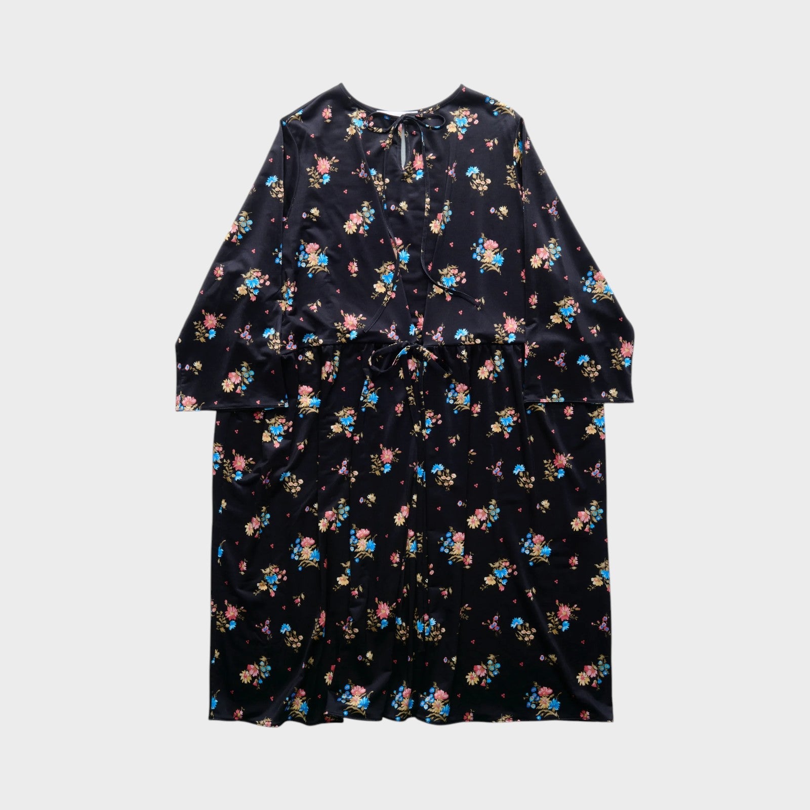 Tasoni Marie Adam-Leenaerdt black & white floral print long sleeve crew neck dress with tie waist