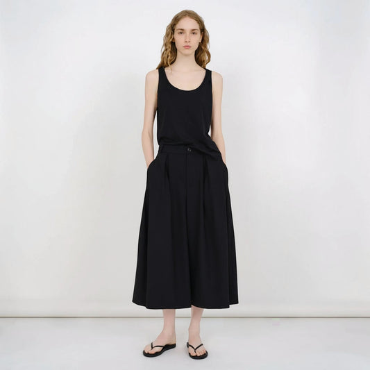 Model wearing Tasoni Partow Ida black virgin wool wide-leg trousers with a high-waisted pleated design.