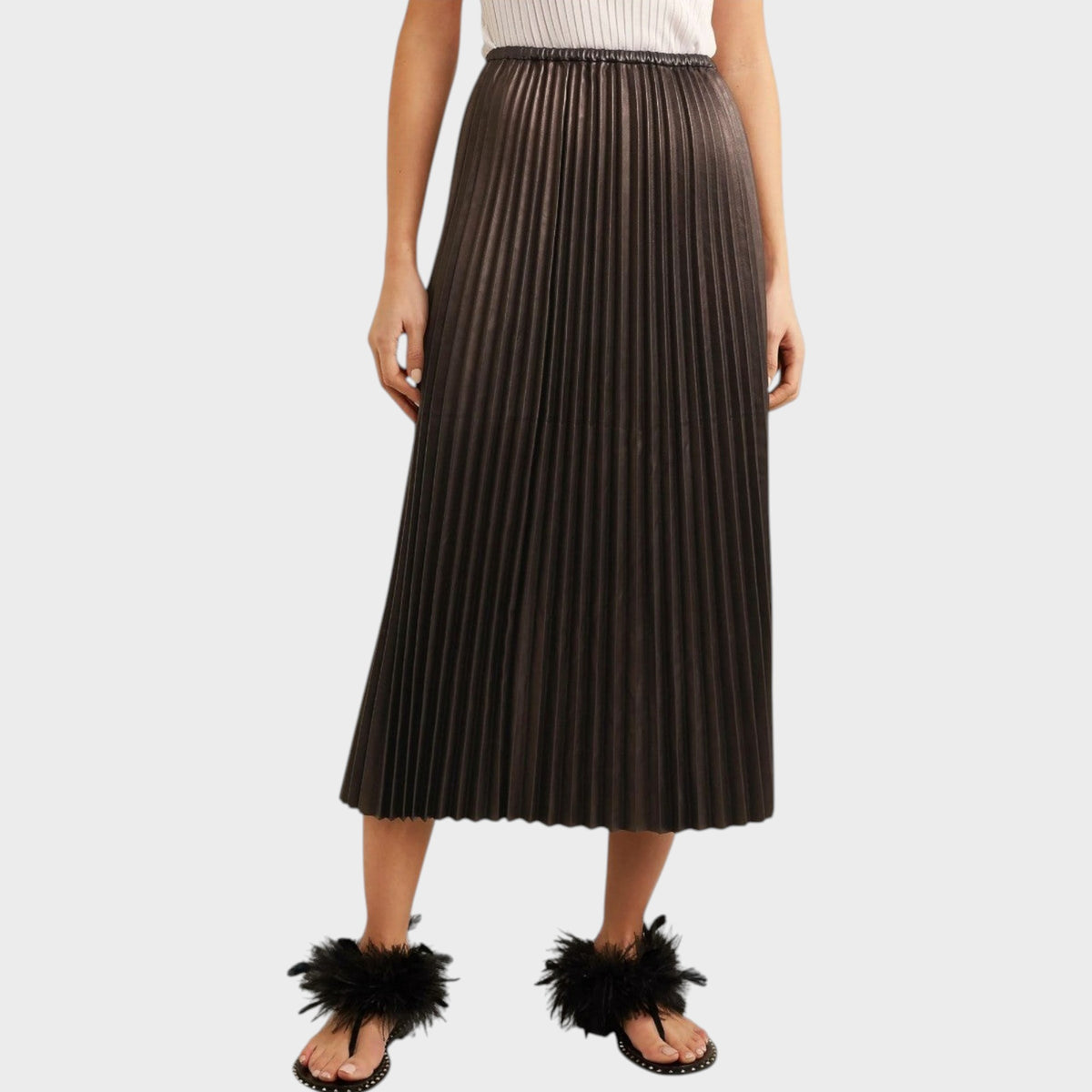 Tasoni Valentino dark brown nappa leather midi skirt with sharp vertical pleats worn with feathered sandals