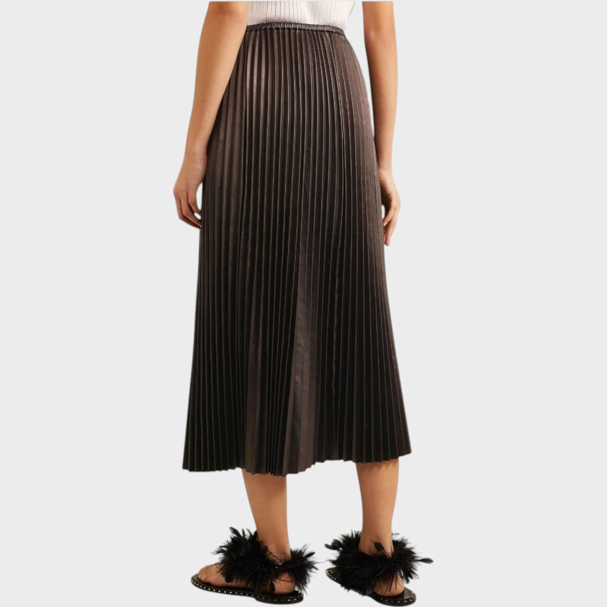 Tasoni Valentino nappa leather pleated midi skirt in dark brown, back view on a model wearing feather sandals.