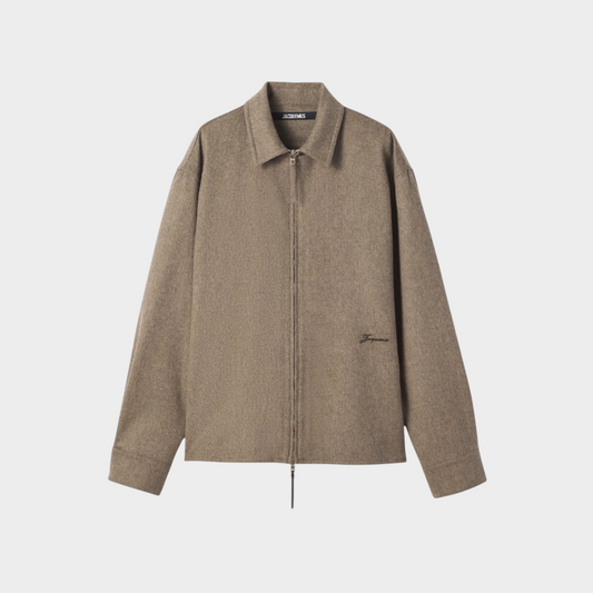 Tasoni Jacquemus La Chemise Flash beige wool shirt with a front zipper closure and embroidered logo detail.